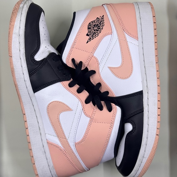 AIR JORDAN 1 MID - Picture 1 of 6